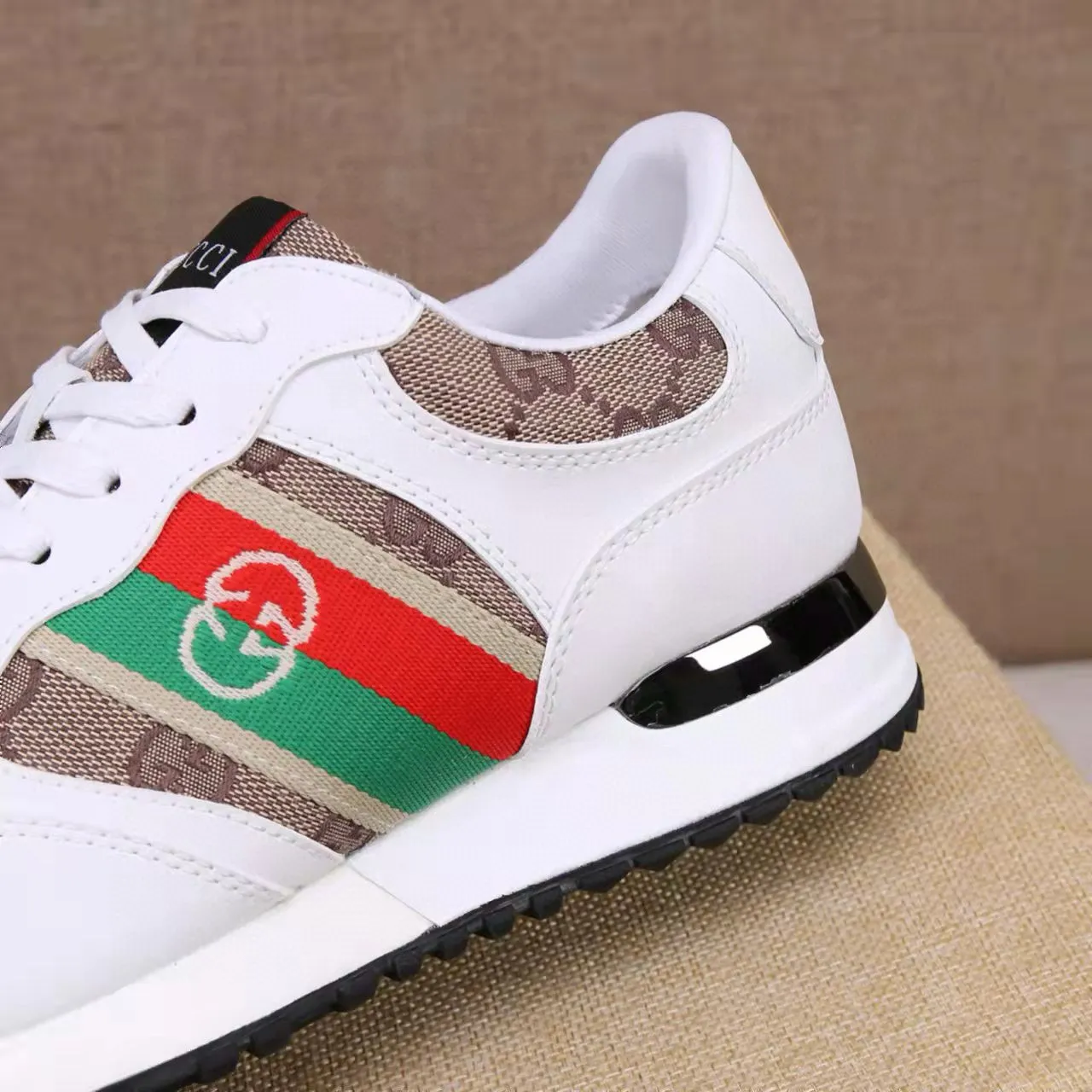 Factory price: 400💰[Gucci men's sports shoes] Gucci fashionable casual men's shoes🇨🇳Original 1:1 mold opening, new model debuts first💯Not high-profile but avant-garde, simple, low-key and fashionable, super versatile style🌿Made of original cowhide➕Sheepskin lining🎋The version is comfortable on the feet, first-class workmanship🍍Number: 38-44, (45 customized)